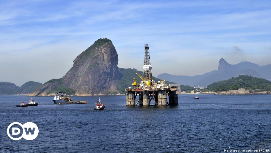 Zimbabwean voters lining up at polling station