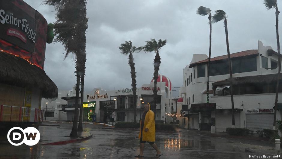 Two first responders help women escape floods in China