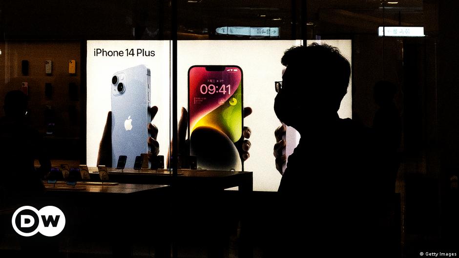 A Moroccan family in Tizi made homeless by the earthquake sit in the dust.