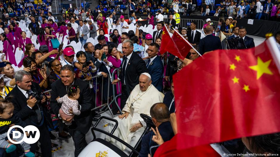 Kim Jong Un shakes hands with Vladimir Putin