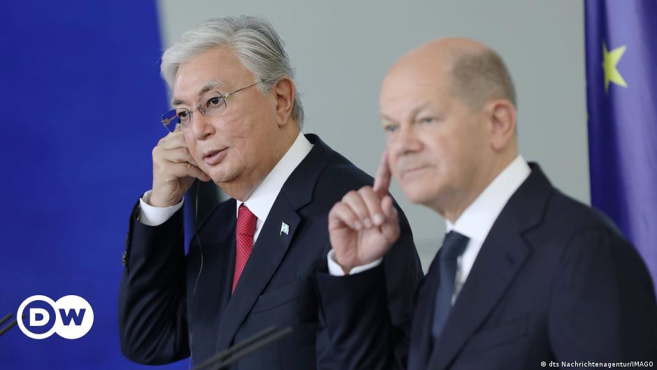 Xi Jinping and Vladmir Putin shaking hands