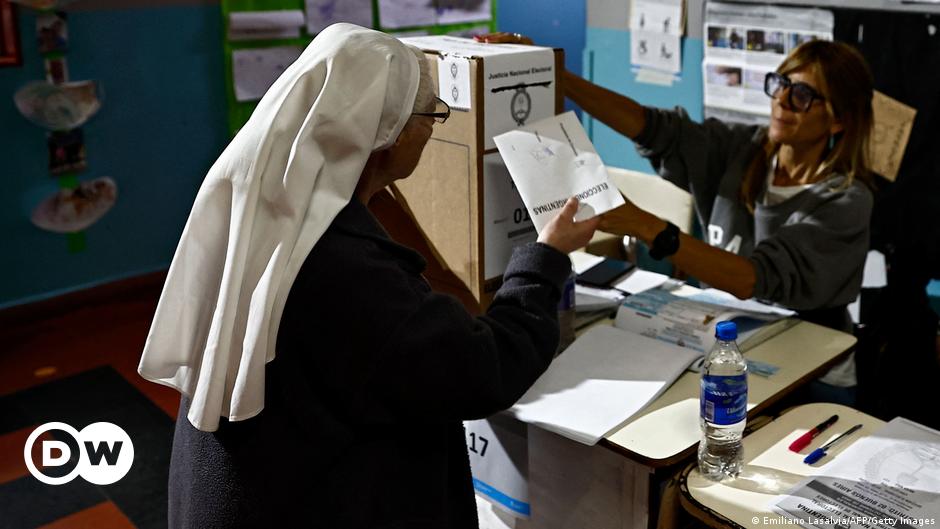 Abren las urnas en las elecciones argentinas en medio de una grave crisis económica