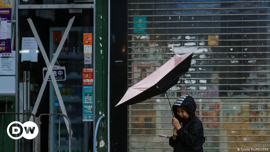 El tifón Koinu provoca inundaciones en Hong Kong