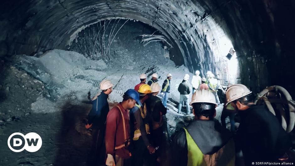 Colapso de túnel en India: los equipos de rescate excavan en busca de supervivientes atrapados