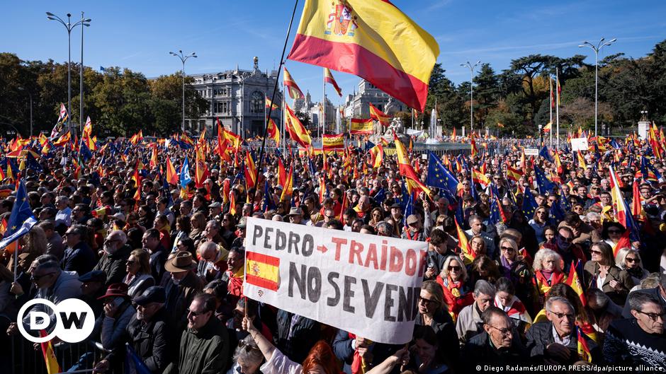 España asiste a una manifestación masiva contra la amnistía separatista catalana