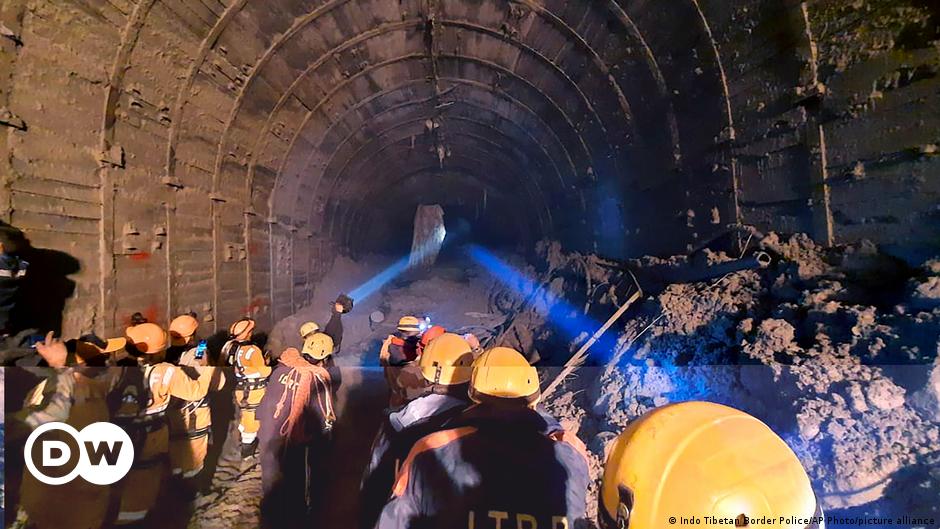 India: Unos 40 trabajadores atrapados tras el derrumbe de un túnel de carretera