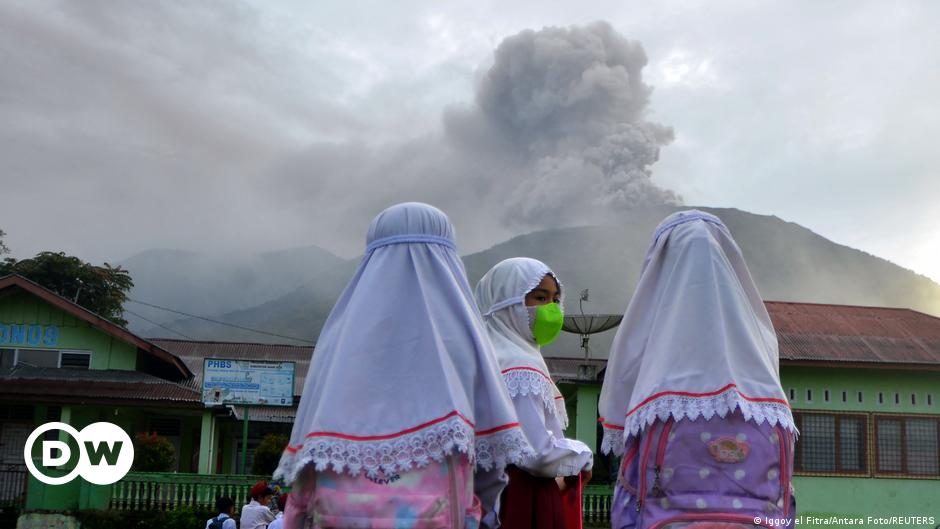 Indonesia: La erupción de un volcán mata a 11 excursionistas y otros resultan heridos