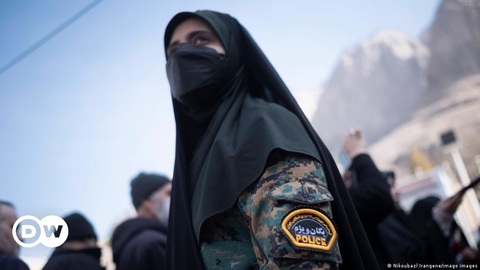 Protests featuring nooses and the Iranian flag in Iran