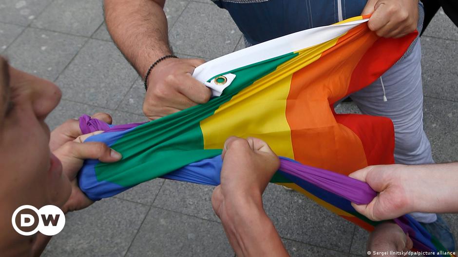 LGBTQ+ en Rusia: Vivir bajo la amenaza de la ley contra el extremismo