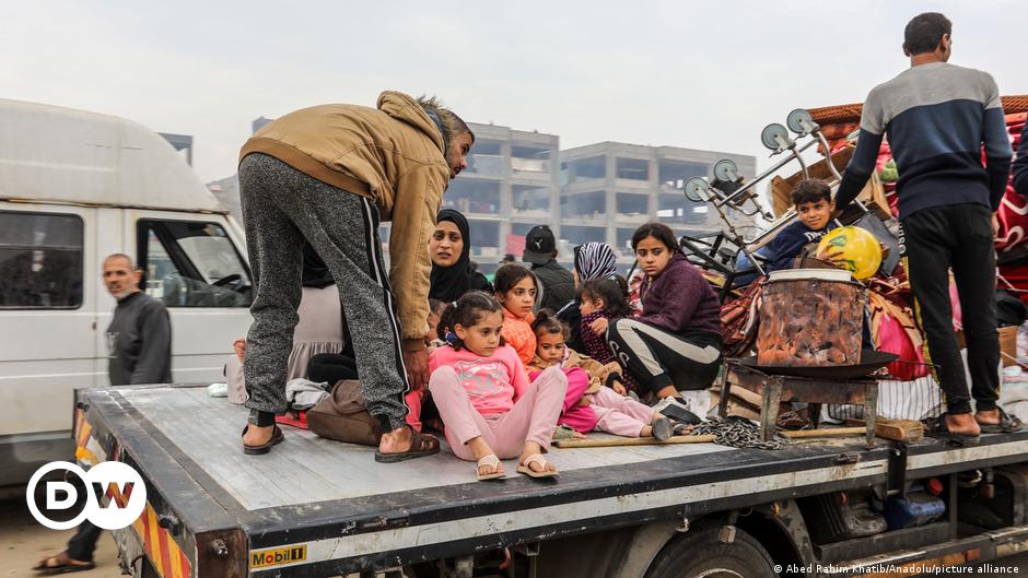 Magen Inon, an Israeli teacher in London, speaks to DW at a vigil.