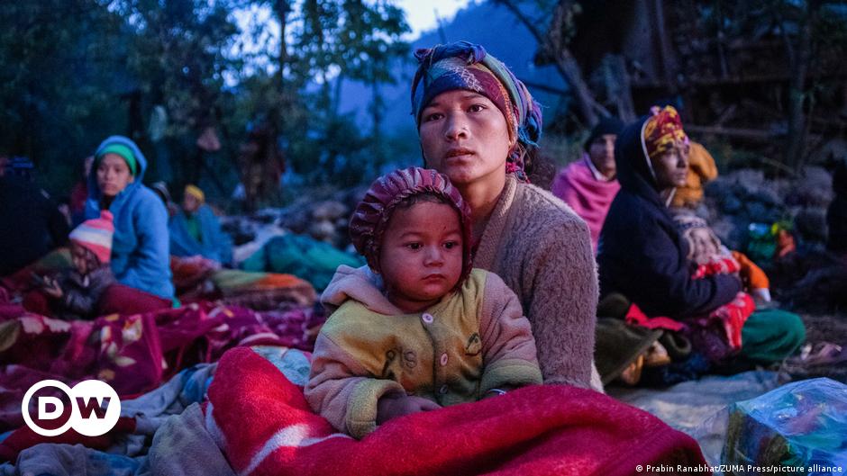 Los supervivientes del terremoto de Nepal se enfrentan a un frío mortal