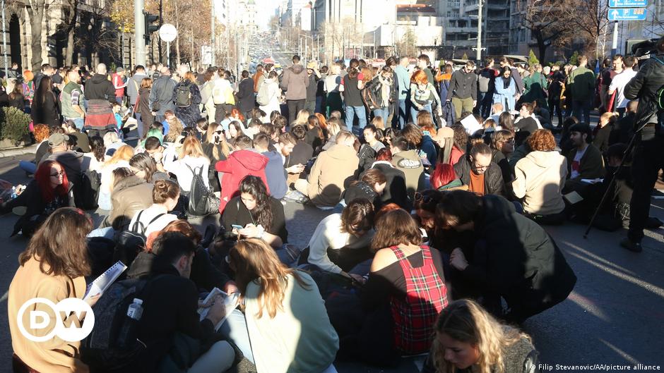 Rusia dice que Occidente incita a las protestas en Serbia y decenas de personas arrestadas