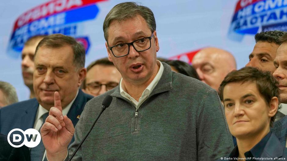 Serbia celebra elecciones anticipadas y el partido gobernante gana en las encuestas