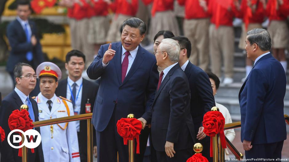Xi visita Vietnam mientras China busca contrarrestar la influencia de Estados Unidos