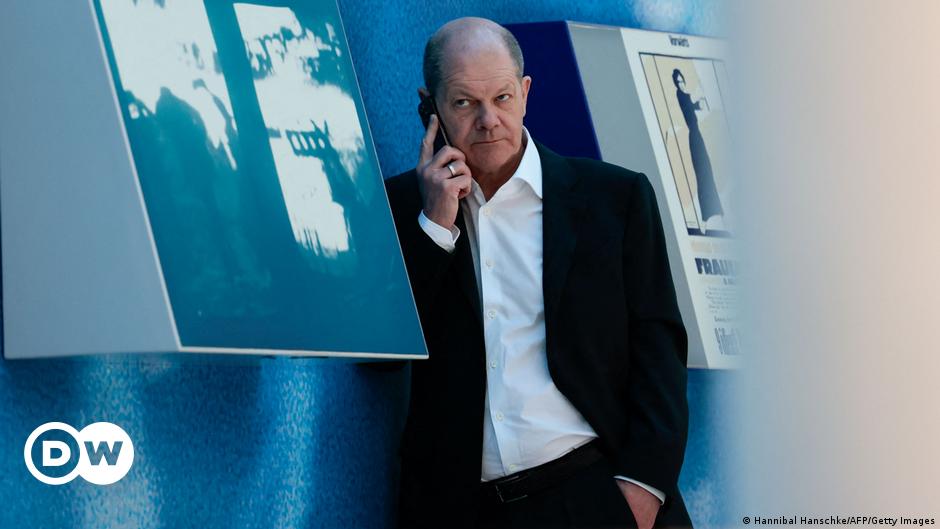 Biden y Scholz discuten la ayuda a Ucrania en una llamada