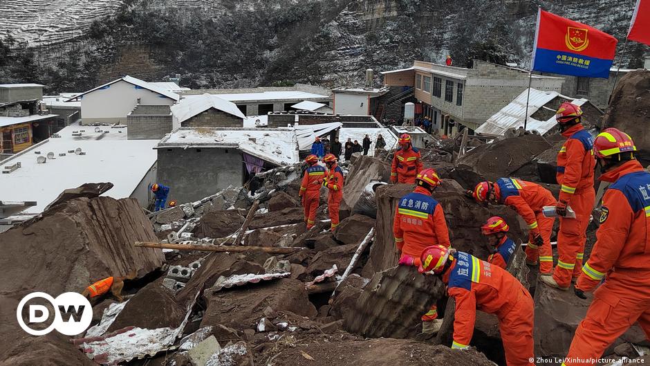 China: Continúan esfuerzos de rescate por deslizamientos de tierra en medio de un frío glacial