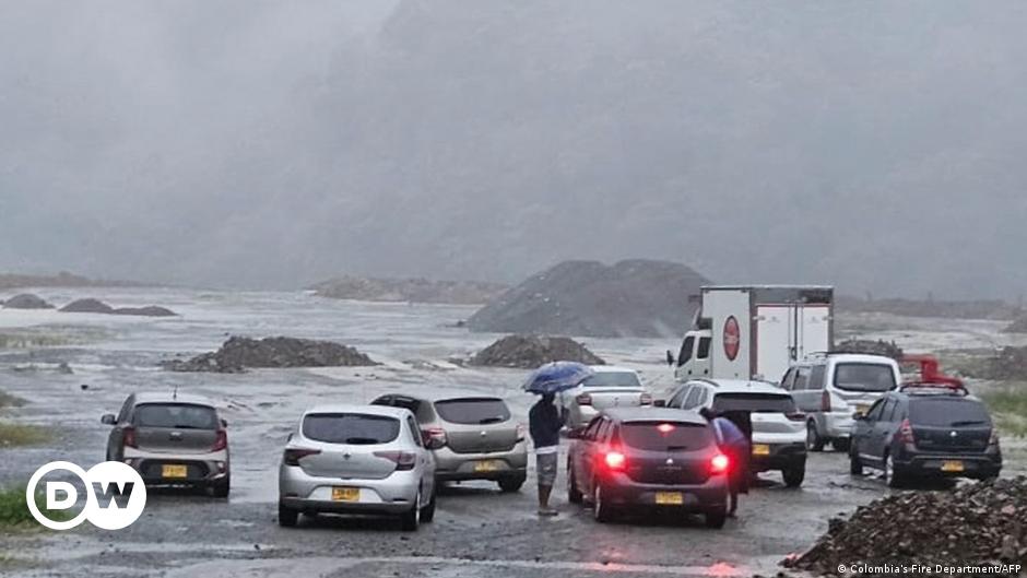 Colombia: Deslizamiento de tierra cubre carretera muy transitada y se reportan muertes