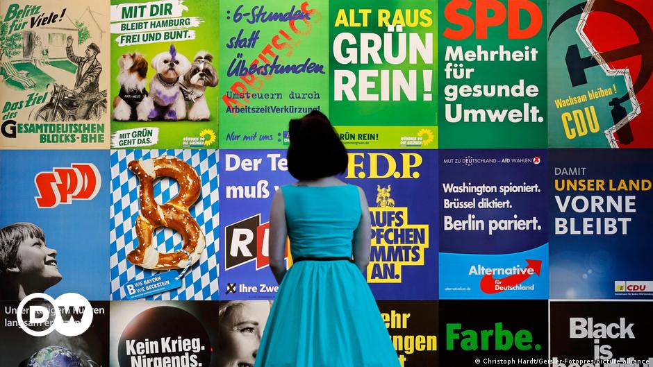 Ralf Bosen, DW Senior Editor, stands in a DW newsroom