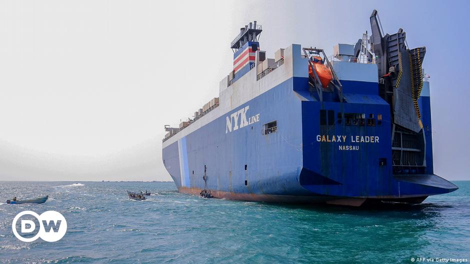 A young mine victim in Taiz walks on one foot.