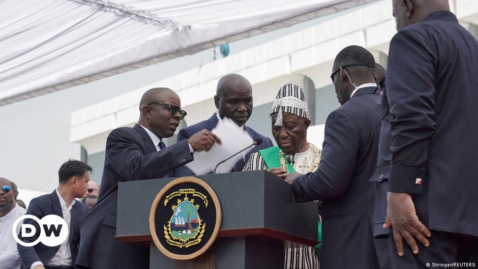 El presidente de Liberia sufre agotamiento por el calor en su toma de posesión