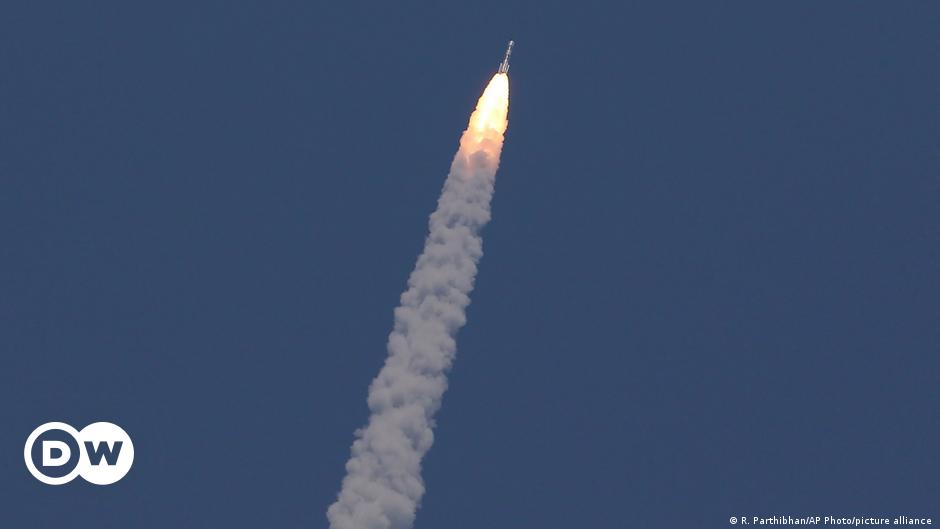 Menschen hoffen auf eine erfolgreiche Mondlandung durch Indien