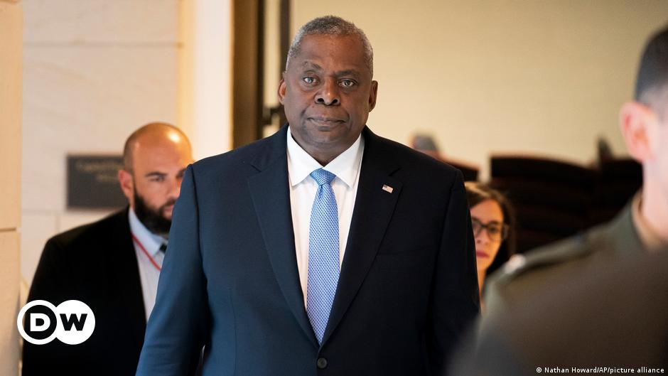 Palestinians carrying their belongings arrive in Rafah in the southern Gaza Strip