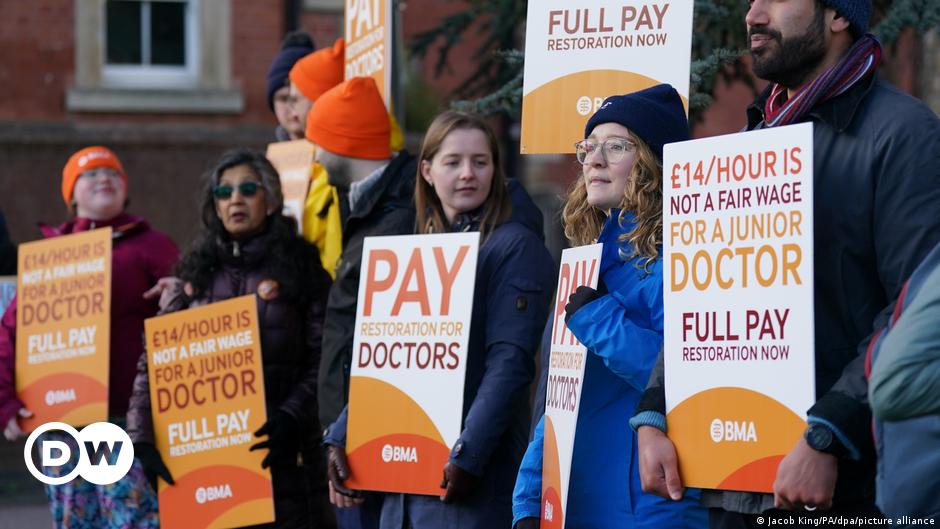 Huelga del NHS británico: los médicos quieren más salario