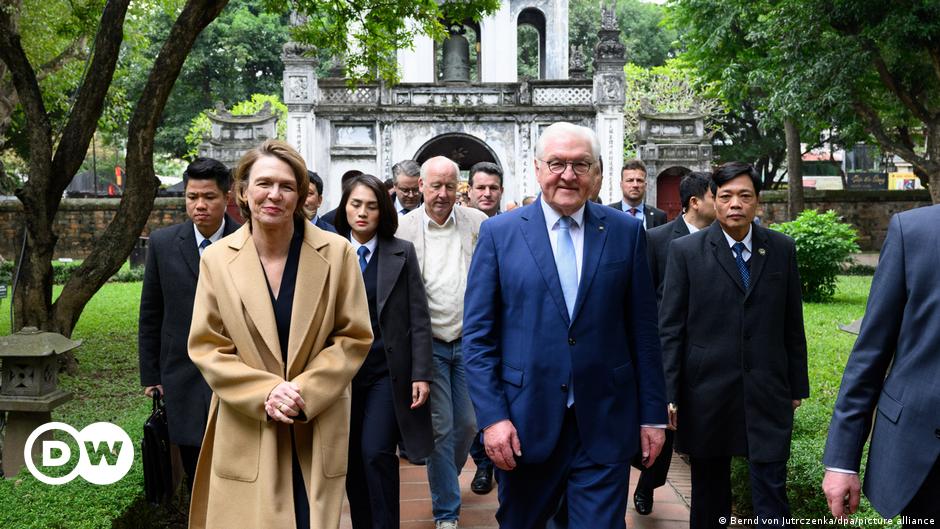 Human rights lawyer Nguyen Van Dai (center) and defendant Nguyen Bac Truyen (right)