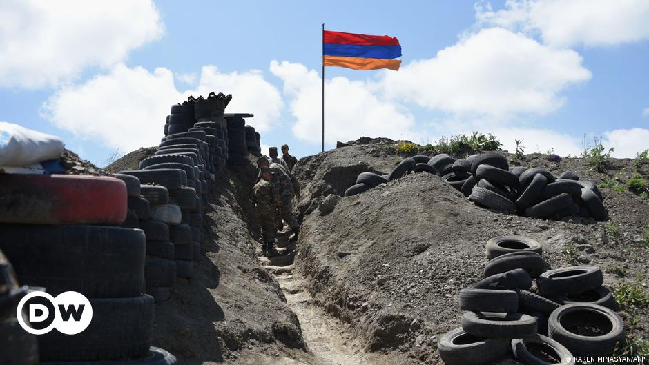 Armenia dice que Azerbaiyán mató a 4 soldados, en medio de conversaciones de paz