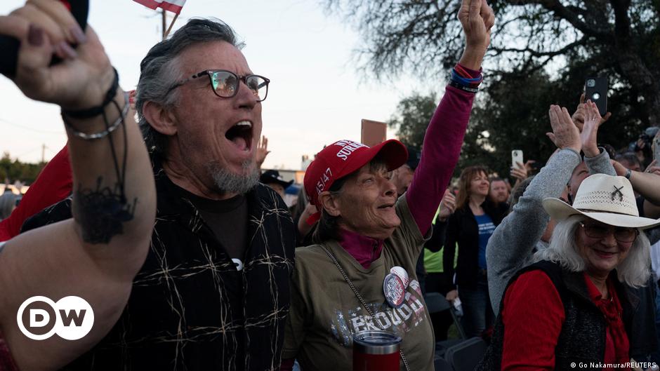 El convoy 'Take Our Border Back' llega a la frontera entre Estados Unidos y México