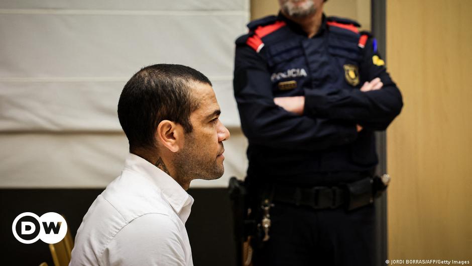 Ex estrella brasileña Dani Alves condenado a 4,5 años por agresión sexual