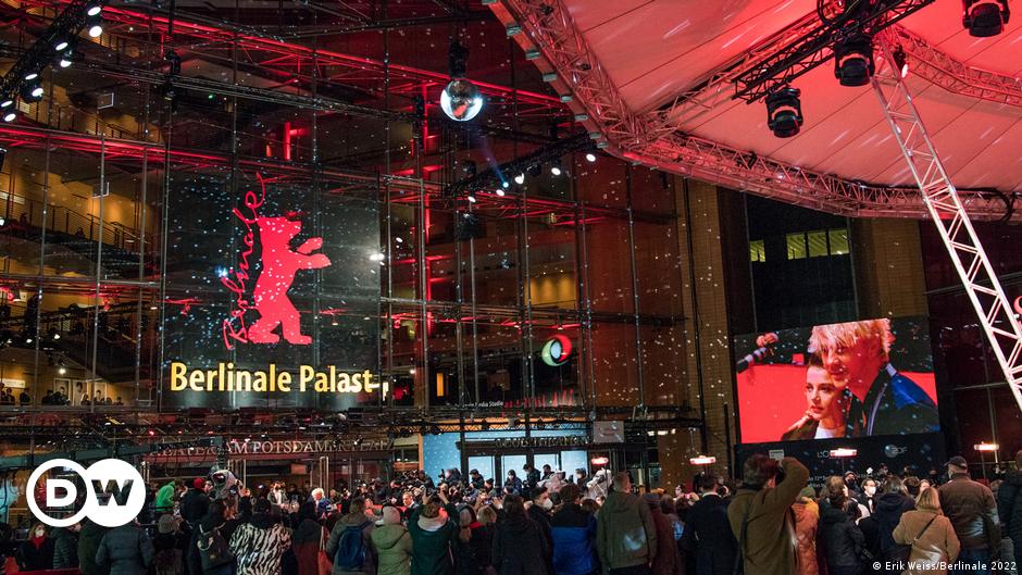 Elizabeth Grenier Kommentarbild App PROVISORISCH