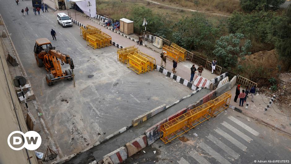 Protestas de agricultores indios: la policía levanta barricadas en Delhi
