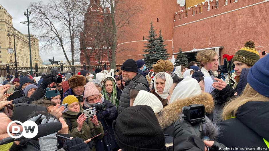 Rusia: La policía detiene a periodistas en una protesta contra la guerra en Moscú