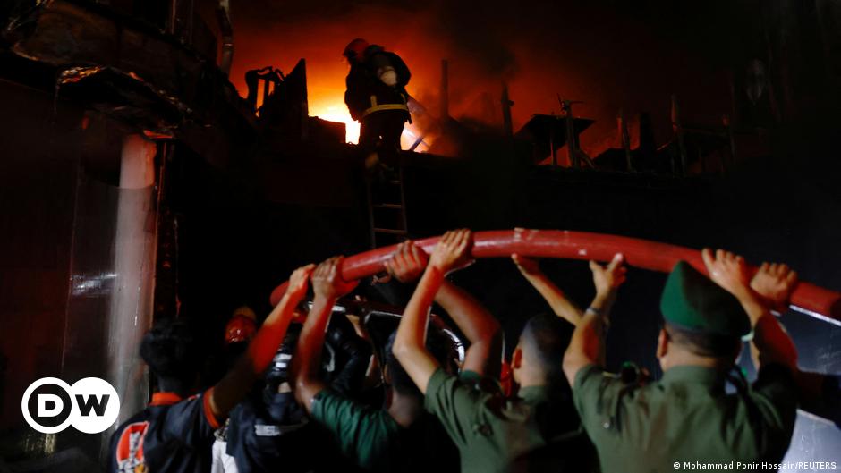 Bangladesh: Decenas de muertos en un incendio en un rascacielos residencial