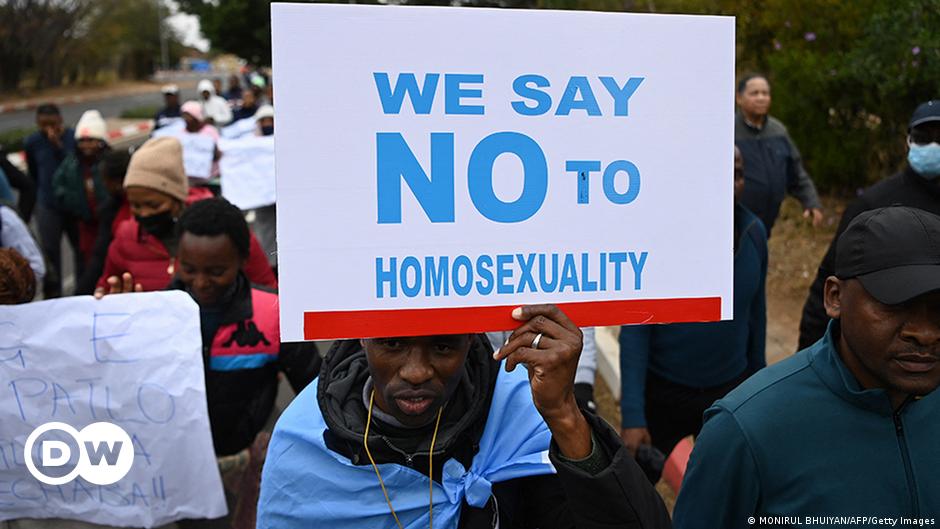 LGBTQ+ en África: cómo la extrema derecha estadounidense fomenta la homofobia