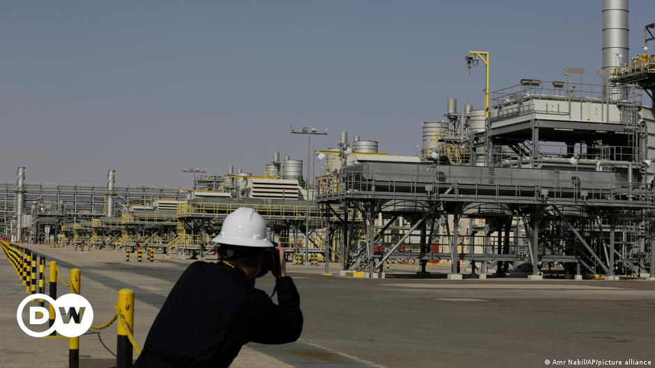 Las ganancias del gigante petrolero saudita Aramco caen después de un año récord en 2022