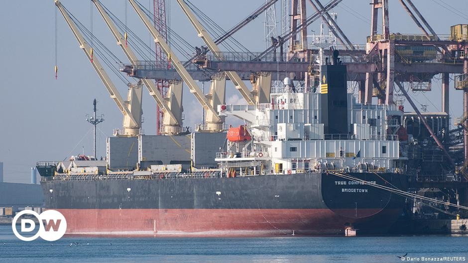 Los rebeldes hutíes reivindican un ataque mortal a un carguero cerca de Yemen