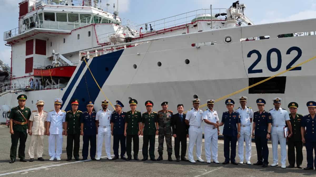 El barco de la Guardia Costera india Samudra Paheredar visita la ciudad de Ho Chi Minh