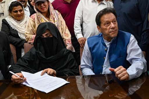 La salud de la esposa de Imran Khan, Bushra Bibi, está bien, dicen los médicos después de afirmar que su comida fue envenenada