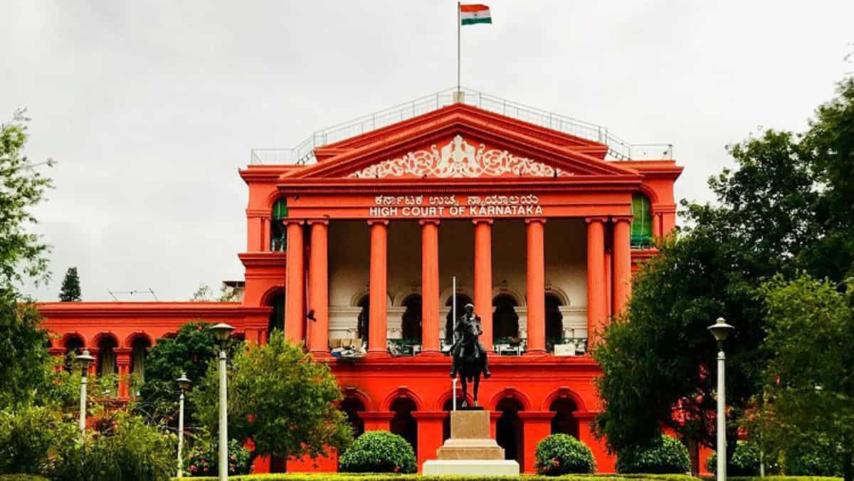 Un hombre se degüella frente al presidente del Tribunal Supremo de Karnataka