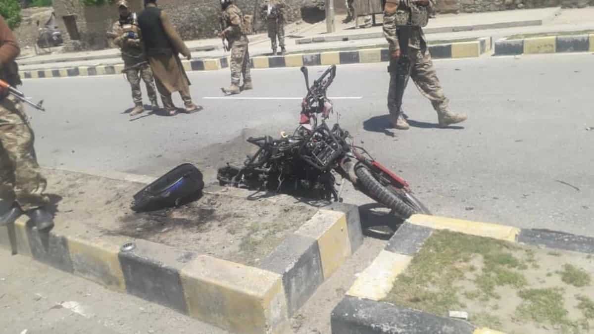 Afganistán: Tres policías muertos y cinco heridos en una explosión dirigida contra un convoy