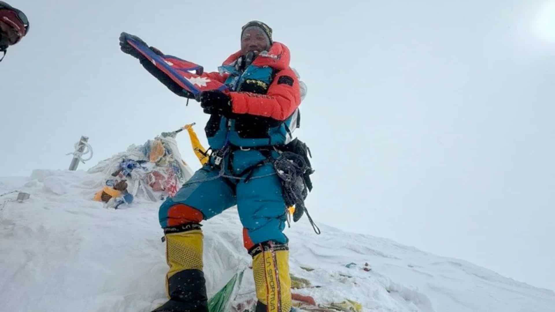 El escalador sherpa de Nepal Kami Rita hace historia al escalar el Monte Everest por trigésima vez