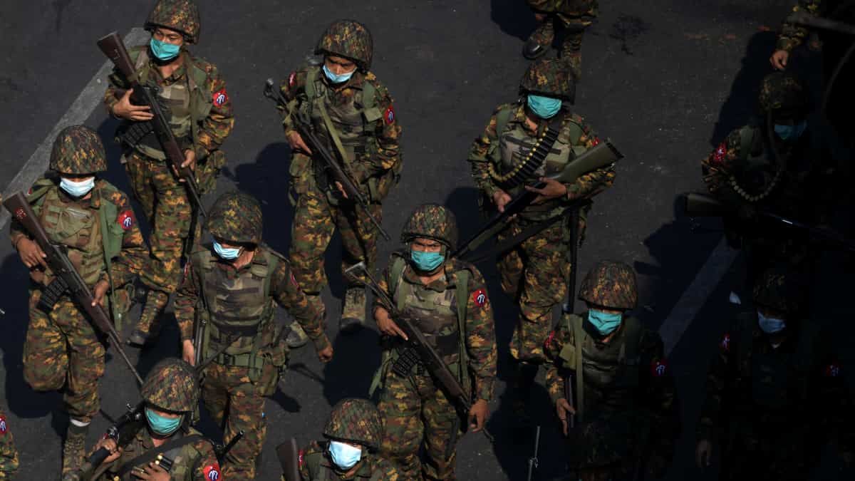 Grupo armado étnico de Myanmar dice haber capturado a cientos de miembros del personal de la junta