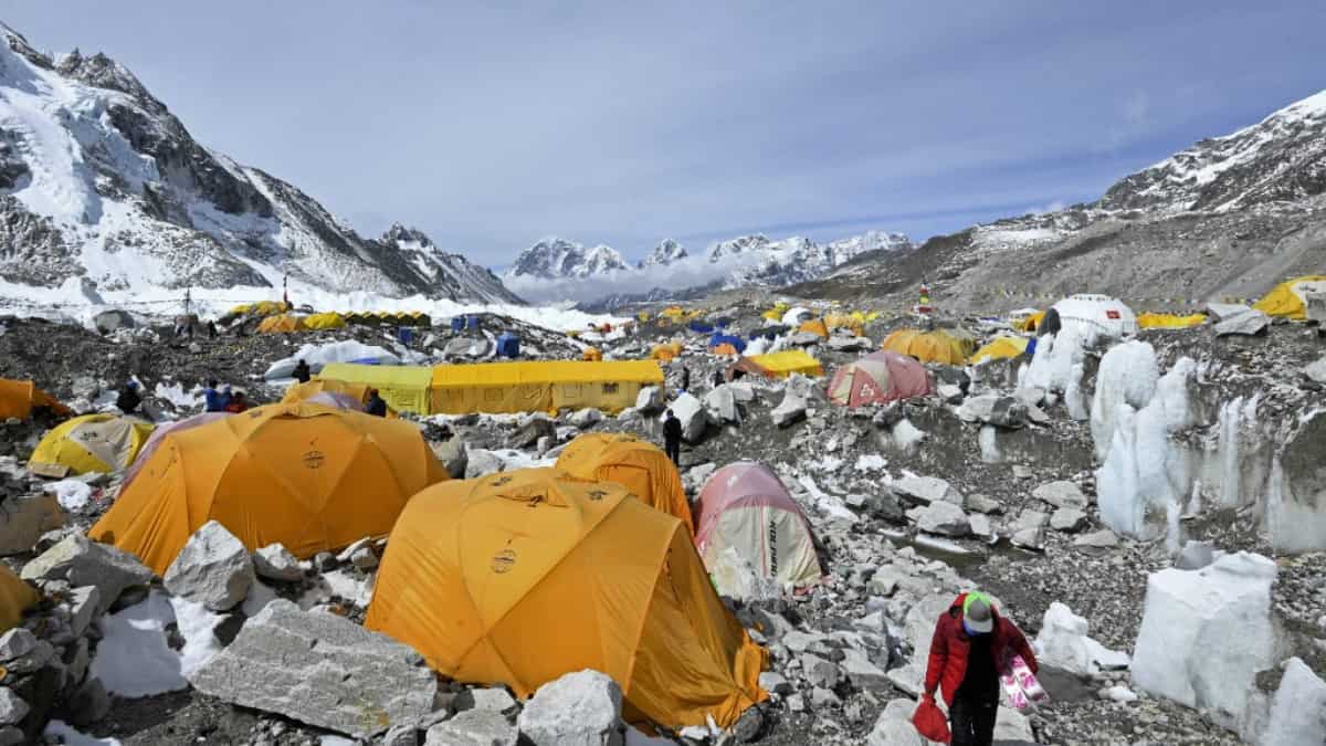 La Corte Suprema de Nepal ordena al gobierno limitar los permisos para escalar el Everest