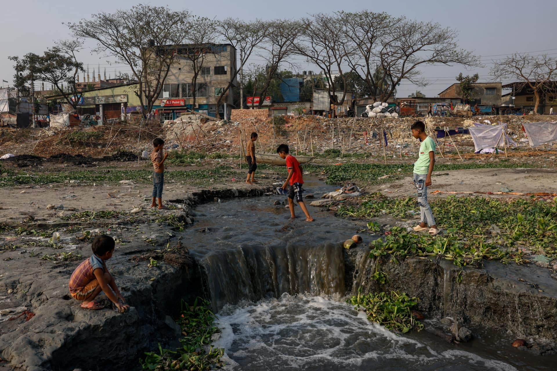Los altos niveles de "químicos permanentes" encontrados en fuentes de agua cercanas a las fábricas de ropa de Bangladesh pueden causar cáncer