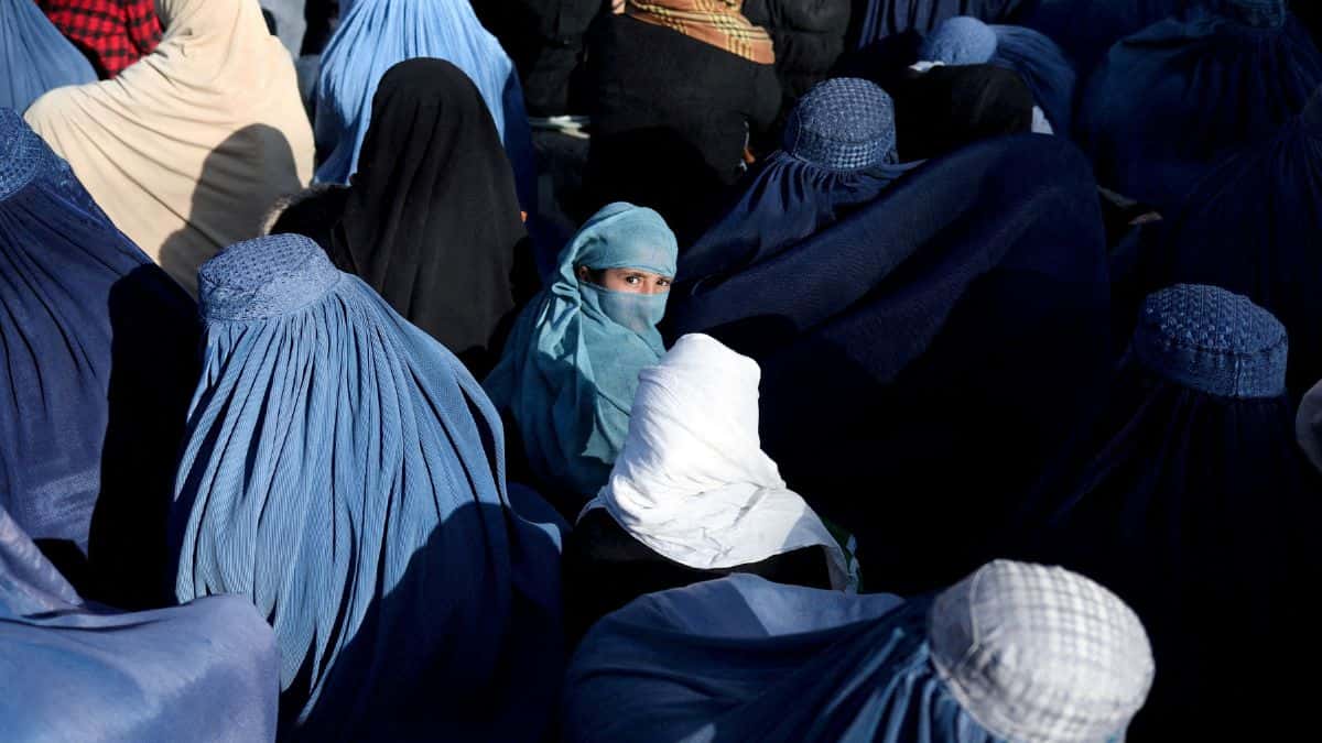 Mujeres afganas encarceladas por 'mal hijab' dicen que sufrieron agresión sexual por parte de los talibanes