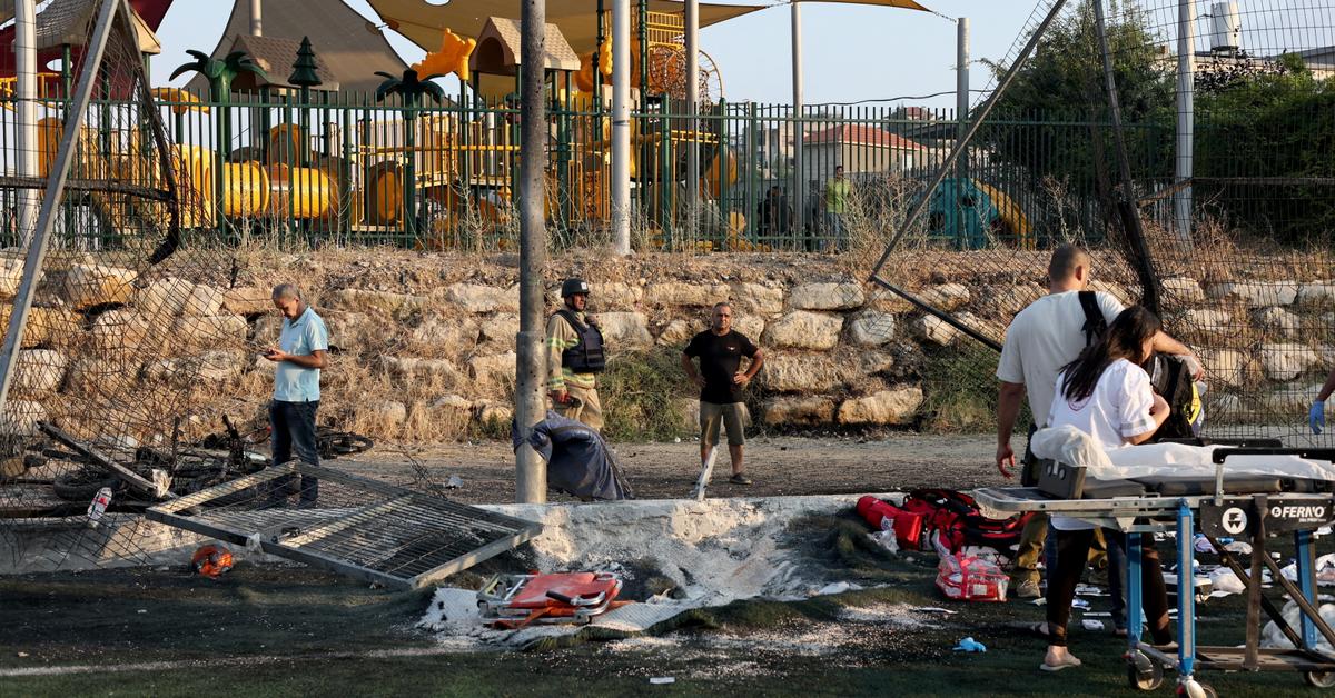 Ataque con cohetes de Hezbolá contra un estadio israelí.  "El Estado judío se acerca a una guerra abierta"