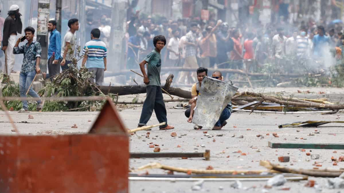 Bangladesh bajo toque de queda y apagón tras más de 100 muertos en protestas contra las cuotas