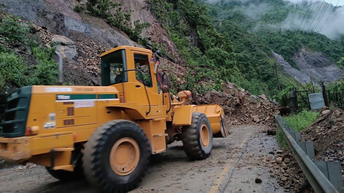 Nepal: 63 desaparecidos tras un deslizamiento de tierra que arrastra dos autobuses al río